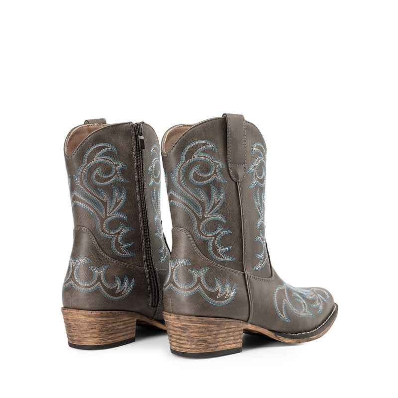 Botas vaqueras cortas de punta cuadrada estilo western.