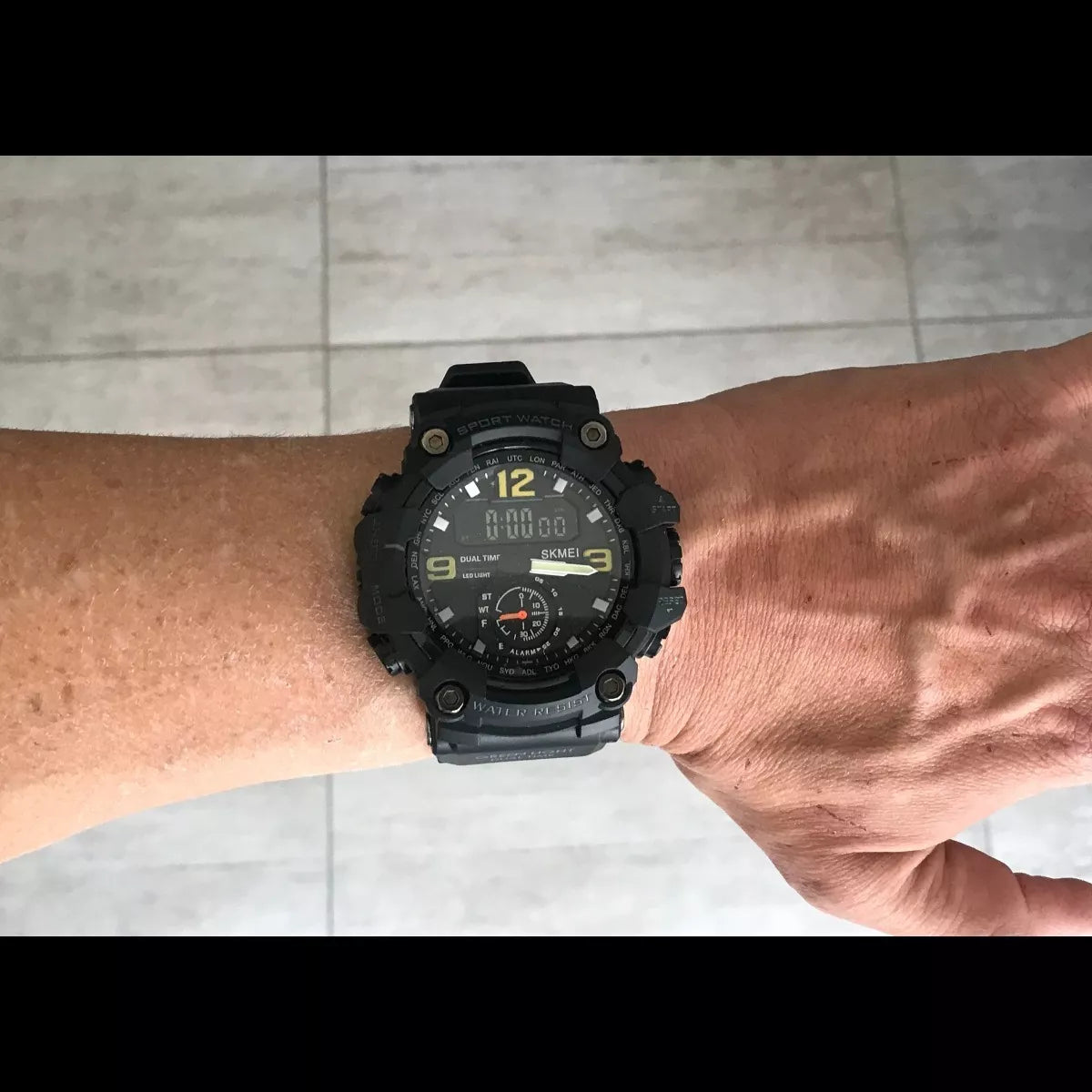 Reloj pulsera Skmei 1637 con correa de poliuretano color negro