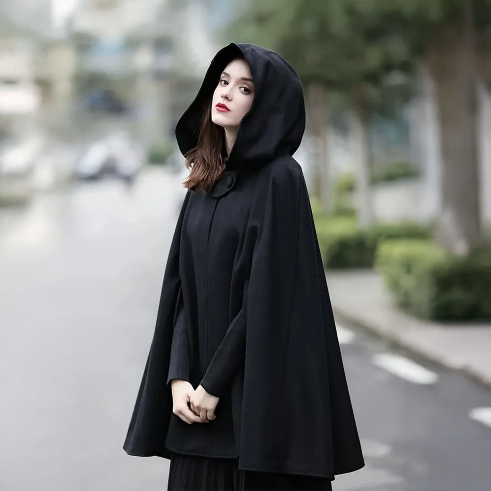 Abrigo largo tipo capa con capucha y ranura para brazos