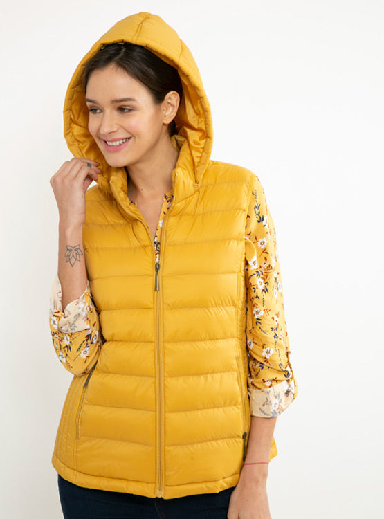 PARKA SIN MANGAS AZIZ CON QUILTED MOSTAZA
