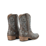 Botas vaqueras cortas de punta cuadrada estilo western.