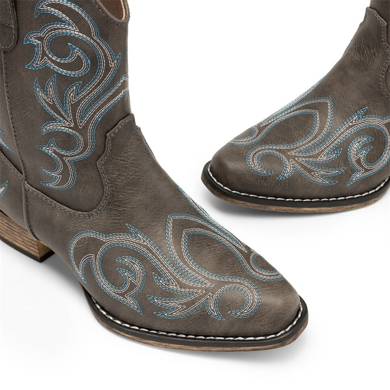 Botas vaqueras cortas de punta cuadrada estilo western.
