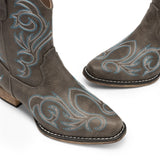 Botas vaqueras cortas de punta cuadrada estilo western.
