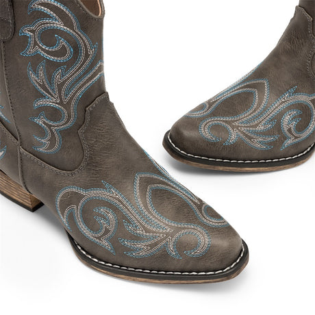 Botas vaqueras cortas de punta cuadrada estilo western.