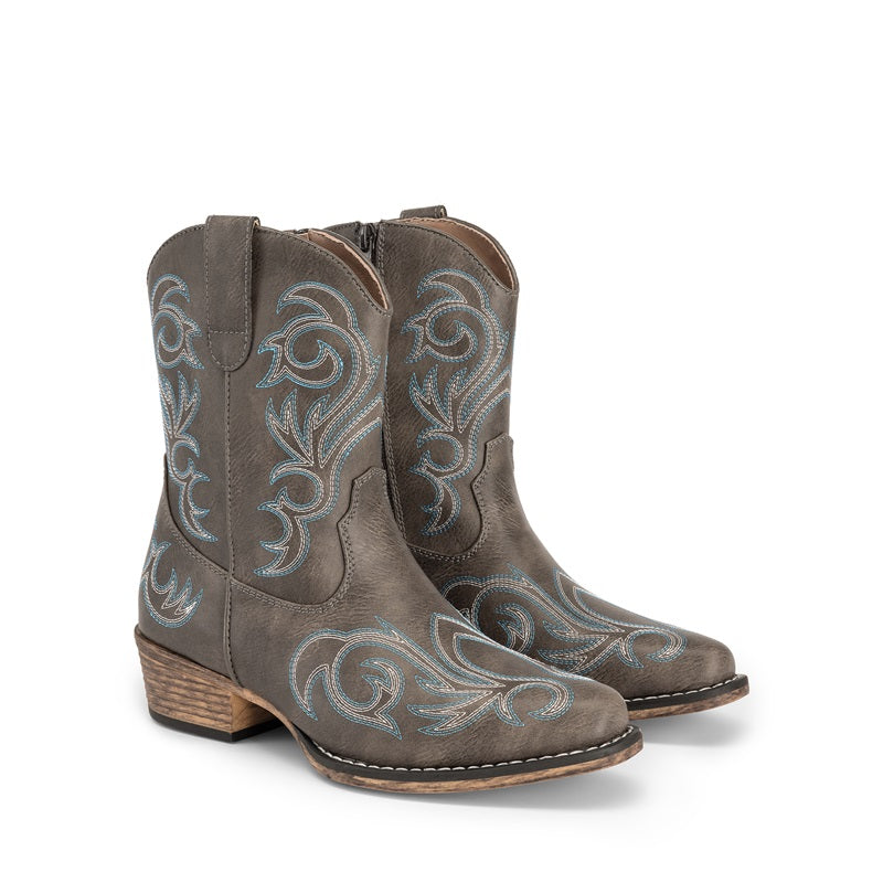 Botas vaqueras cortas de punta cuadrada estilo western.
