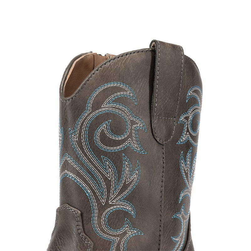 Botas vaqueras cortas de punta cuadrada estilo western.