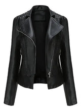 Chaqueta de cuero con remaches para mujer