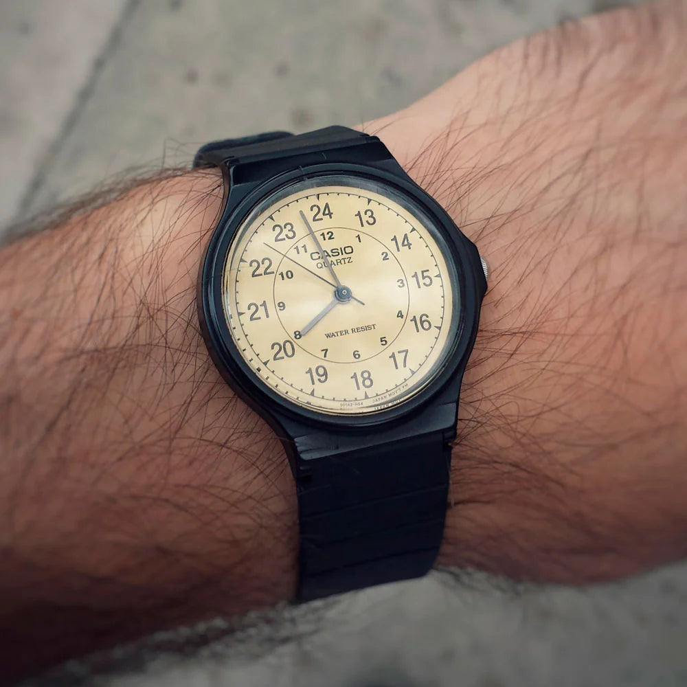 Reloj Casio Vintage MQ-24-9B Amarillo 24 y 12 hrs