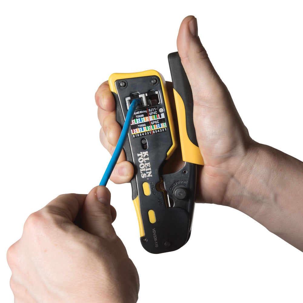 Klein Tools VDV226-110 Ponchadora, Pelacables y Cortacables con Matraca para Conectores Pass-Thru RJ45